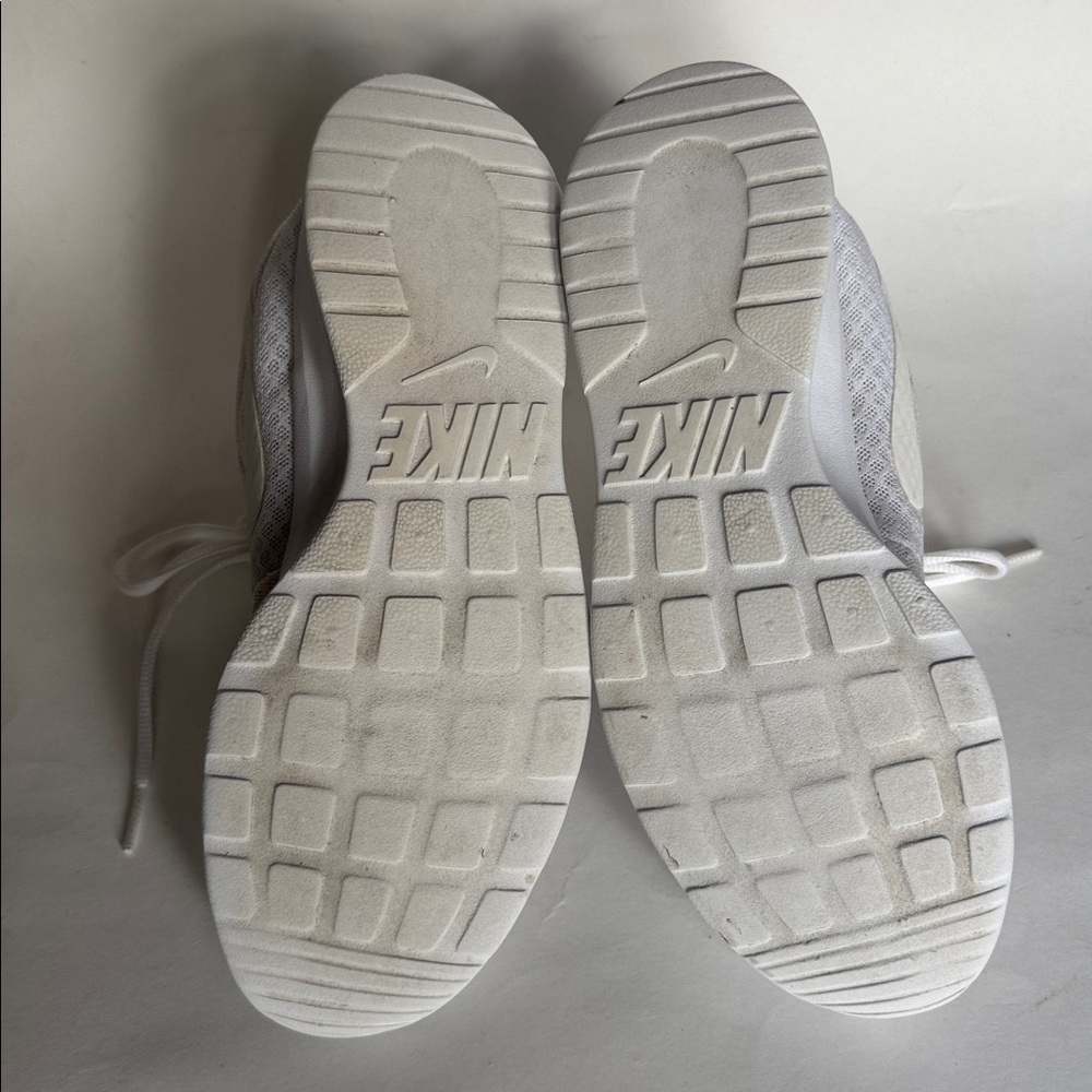 NIKE Tanjun White Running Athletic Sneakers Shoes 8 GUC $75 - Picture 6 of 11